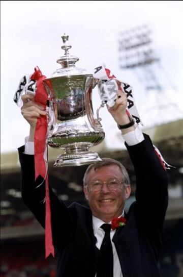 22 de mayo 1999. Alex Ferguson, el entrenador del Manchester United con el trofeo AXA FA Cup.