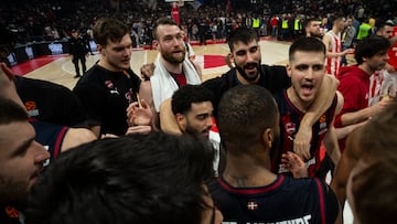 Los jugadores del Baskonia celebran el triunfo ante el Estrella Roja.