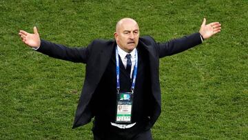 Soccer Football - World Cup - Round of 16 - Spain vs Russia - Luzhniki Stadium, Moscow, Russia - July 1, 2018 Russia coach Stanislav Cherchesov celebrates after winning the penalty shootout REUTERS/Maxim Shemetov