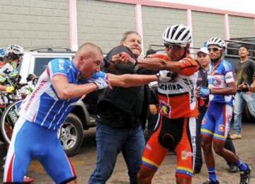 El fotógrafo Luis Contreras, del Diario de los Andes, fotografió la pelea que, sin razones concretas, se lió entre la selección local y la rusa de ciclismo en Venezuela al final de la segunda etapa.