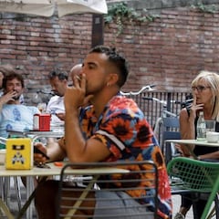 Coronavirus y tabaco: ¿me pueden prohibir que fume en una terraza?