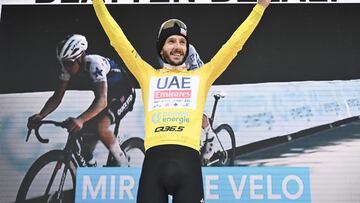Blatten-belalp (Switzerland Schweiz Suisse), 14/06/2024.- UAE Team Emirates rider Adam Yates from Great Britain celebrates on the podium retaining the overall leader's yellow jersey after the sixth stage of the Tour de Suisse, a 42.5km cycling race from Ulrichen to Blatten-Belalp, Switzerland, 14 June 2024. (Ciclismo, Gran Bretaña, Suiza, Reino Unido) EFE/EPA/GIAN EHRENZELLER
