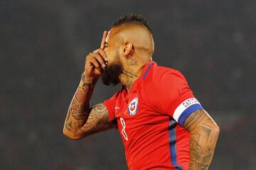 Futbol, Chile vs Burkina Faso.
Partido amistoso 2017.
El jugador de Chile, Arturo Vidal, , celebra su gol contra Burkina Faso durante el partido amistoso en el estadio Nacional.
Santiago, Chile.
02/06/2017
Marcelo Hernandez/Photosport***************

Football, Chile vs Burkina Faso.
Friendly match 2017.
Chile's player Arturo Vidal,  celebrates his goal against Burkina Faso during friendly match at Nacional stadium in Santiago, Chile.
02/06/2017
Marcelo Hernandez/Photosport