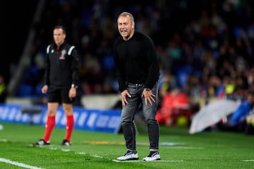 El entrenador del Barcelona, Hansi Flick, dentro de su área técnica.