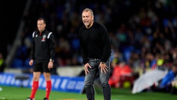 El entrenador del Barcelona, Hansi Flick, dentro de su área técnica.