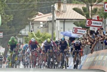 Llegada a meta del grupo de la maglia rosa, Bob Jungels.