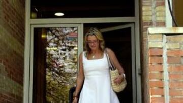 Anna Tarrés abandona la sede de la Federación Española de Natación.