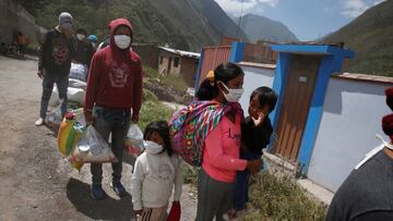 Peruvians who were stranded in Lima during an ongoing quarantine to halt the spread of the coronavirus disease (COVID-19) wait at a checkpoint on their way home to other parts of the country, in Matucana, Peru April 15, 2020. REUTERS/Sebastian Castaneda N