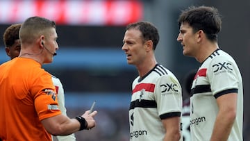 Birmingham (United Kingdom), 06/10/2024.- Harry Maguire (right) and Jonny Evans (centre) of Manchester United talk with referee Robert Jones (left) during the English Premier League match between Aston Villa and Manchester United in Birmingham, Britain, 06 October 2024. (Reino Unido) EFE/EPA/TIM KEETON EDITORIAL USE ONLY. No use with unauthorized audio, video, data, fixture lists, club/league logos, 'live' services or NFTs. Online in-match use limited to 120 images, no video emulation. No use in betting, games or single club/league/player publications.