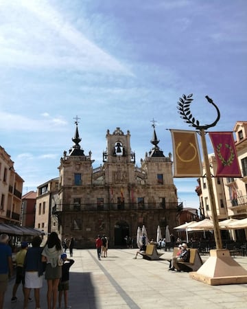 Se trata de uno de los pueblos más bonitos de León y uno de los más conocidos gracias a su patrimonio artístico e histórico. Conserva un gran número de restos romanos y medievales, y se puede ver un edificio creado por Gaudí, el Palacio Episcopal de Astorga y actual Museo de los Caminos. Es de visita obligada su Plaza Mayor y la Catedral.
