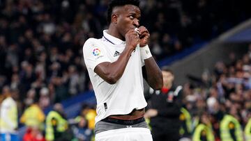 Vinicius celebra besando el escudo el 2-0.