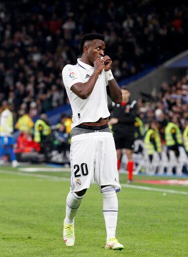 Vinicius celebra besando el escudo el 2-0.