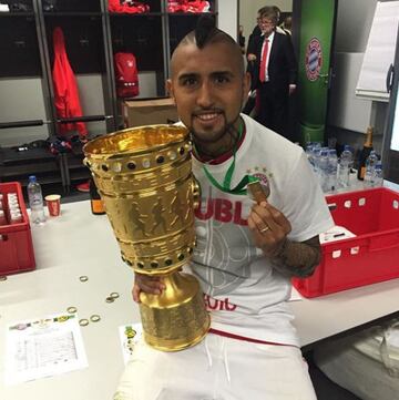 Además, ganó la final de la Copa de Alemania 2015-16 ante Borussia Dortmund.