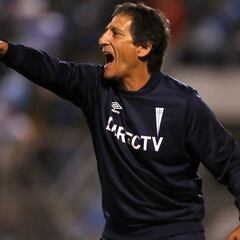 Mario Salas anuncia variantes para enfrentar un abril "agitado"