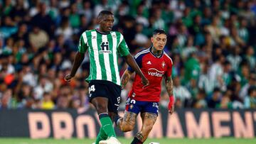 Chimy Ávila trata de arrebatar un balón a William Carvalho.