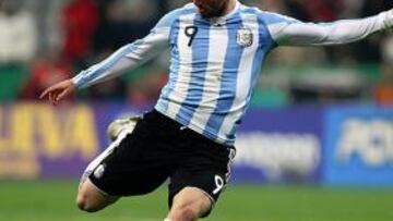 <b>GOL DECISIVO. </b>Higuaín marca el gol del triunfo tras deshacerse del meta Adler, a su espalda.