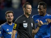 "Obi Mikel está fuera control, '¡Te voy a romper las piernas!', grita"