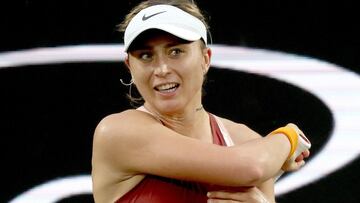 La tenista española Paula Badosa devuelve una bola durante su partido ante la húngara Anna Bondar en el Credit One Charleston Open de Charleston.