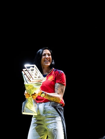 Jennifer Hermoso en el escenario del Palacio de Vistalegre con el trofeo de la Nations League.