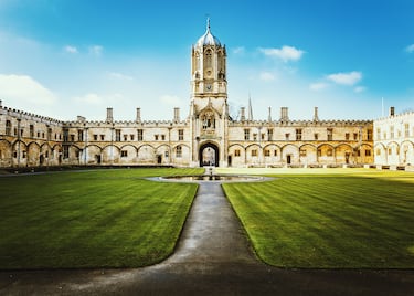 La ciudad de Oxford se encuentra en el condado de Oxfordshire (Inglaterra). Aunque no se sabe a ciencia cierta el año de su fundación, hay registros de enseñanza del año 1096. Su rivalidad con   Universidad de Cambridge es muy conocida. La universidad está compuesta por 39 colleges constituyentes. La admisión en la universidad es muy rigurosa y se basa en los méritos académicos y en el potencial del candidato. 26 primeros ministros del Reino Unido han estudiado en ella y tiene en su haber 29 galardonados con el premio Nobel.