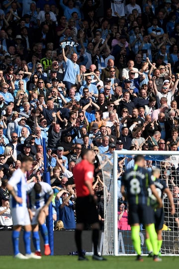 El Manchester City de Pep Guardiola se coronó campeón de la Premier League al golear 4-1 al Brighton en la última fecha de la liga. 