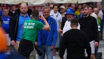 Soccer Football - Conference League - Final - Real Betis & Chelsea fans gather in Wroclaw - Wroclaw, Poland - May 28, 2025 Real Betis and Chelsea fans clash ahead of the match REUTERS/Aleksandra Szmigiel