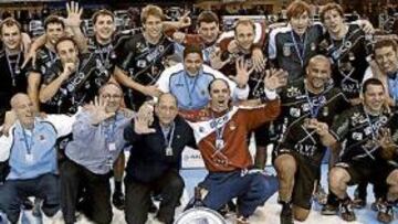 <b>UNA MANITA. </b>Los jugadores del Ciudad Real celebraron su quinto título de Copa Asobal. La imagen se repite para un equipo que no se cansa de alzar trofeos.