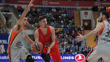 EPA603. (RUSIA), 09/11/2017.- El jugador de CSKA de Moscú Nando Colo (C) se enfrenta a Alberto Abalde (izq) y Joan Sastre (dcha), del Valencia Basket, durante su partido de Euroliga de baloncesto en Moscú (Rusia) hoy, 9 de noviembre de 2017. EFE/ Sergei Ilnitsky