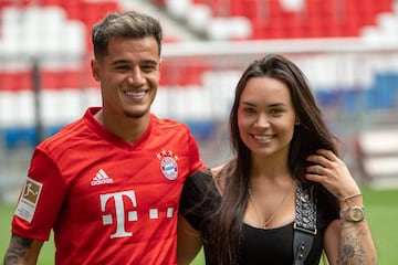 Coutinho posa con su mujer Aine en el Allianz Arena durante la presentación.