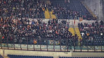 Aficionados del Valencia en San Siro. 