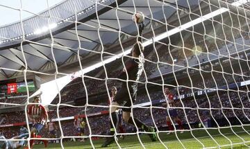 Oblak realiz&oacute; una doble parada a Maxi y Boudebouz.
 
 
  
 
 