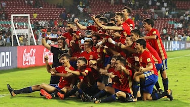 Los jugadores de la selección española celebran el pase a la final.