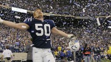 <b> TROFEO VINCE LOMBARDI </b> El trofeo que acredita a un equipo como campeón de la NFL lleva el nombre de Vince Lombardi. El entrenador de los Green Bay Packers consiguió que su equipo ganara las dos primeras ediciones de la Super Bowl.