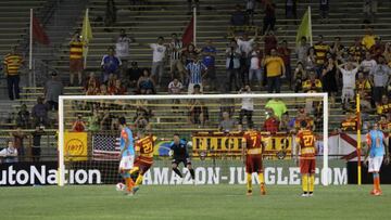 Maicon Santos anotando de penalti