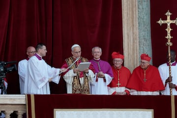 El reci谷n elegido Papa Le車n XIV, el cardenal Robert Prevost de Estados Unidos, pronuncia el mensaje "Urbi et Orbi" (a la ciudad y al mundo) desde el balc車n de la Bas赤lica de San Pedro, en el Vaticano.