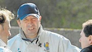 <b>NO LO VEN CLARO. </b>Lotina y Fuentes, junto al preparador físico Eduardo Fernández, la semana pasada en Zubieta.