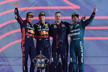 La primera carrera de 2023 dejará un gran recuerdo en el aficionado español, especialmente en el más 'alonsista', porque fue la confirmación del milagro de Aston Martin. Lo que se apuntaba durante el invierno se certificó en Sakhir. El AMR23 era un coche para hacer podios en manos de su mejor hombre, un Alonso que volvió a la zona noble de la F1 con una remontada desde la séptima hasta la tercera plaza y una pasada antológica a Hamilton en la curva 10, donde 'nadie adelanta' como señaló el asturiano, en un duelo a la altura de sus trayectorias. Red Bull hizo su primer doblete, sí, pero Bahréin dejó imágenes, y sensaciones, para siempre.
