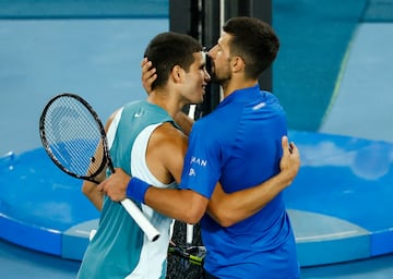 Saludo entre Carlos Alcaraz y Novak Djokovic tras acabar el paritdo. 