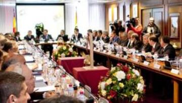 <b>REPITE LA MISMA JUNTA DIRECTIVA. </b>Villar mantiene la misma junta directiva de su anterior mandato y nombra tres directivos nuevos: Quico Catalán, presidente del Levante; Jaume Cladera, presidente del Mallorca, y Josu Urrutia, presidente del Athletic. Luis Rubiales, presidente de AFE, continúa de directivo de la RFEF.