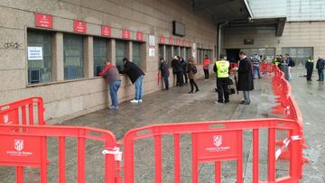 Aficionados recogiendo su entrada para Milán.