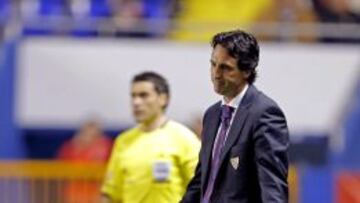 Unai Emery se lamenta en la banda ante el Levante.