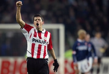 Mateja Kezman celebra un gol con el PSV.