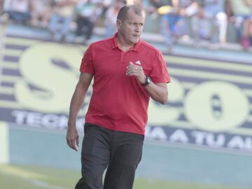 Retirado arquero que ahora hace carrera como director técnico. Tuvo más de 60 apariciones con Honduras. Debutó como entrenador en 2003 con el Savio y hoy en día entrena al Honduras Progreso desde el 2013. 