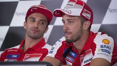 Andrea Dovizioso (derecha) y Andrea Iannone durante una rueda de prensa.