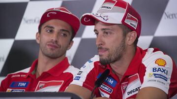 Andrea Dovizioso (derecha) y Andrea Iannone durante una rueda de prensa.