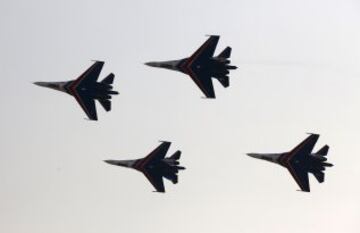 Acrobacia de cuatro aviones Sukhoi Su-27 del equipo Russian Knights.