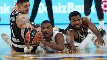 Xavier Rathan-Mayes, del Real Madrid, defiende un balón ante Lundberg y Sterling Brown, del Partizán de Belgrado.