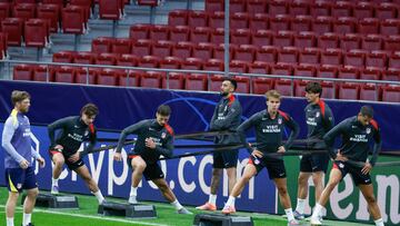 Los jugadores del Atlético, en el último entrenamiento en el Metropolitano antes de recibir al Eintrancht en Champions.
