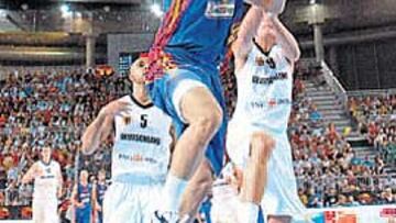 <b>DIRECTO AL ARO. </b>Calderón se eleva para dejar una bandeja.