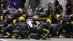 Renault&#039;s German driver Nico Hulkenberg takes a pit stop during the Formula One Russian Grand Prix at the Sochi Autodrom circuit in Sochi on September 30, 2018. (Photo by YURI KOCHETKOV / POOL / AFP)